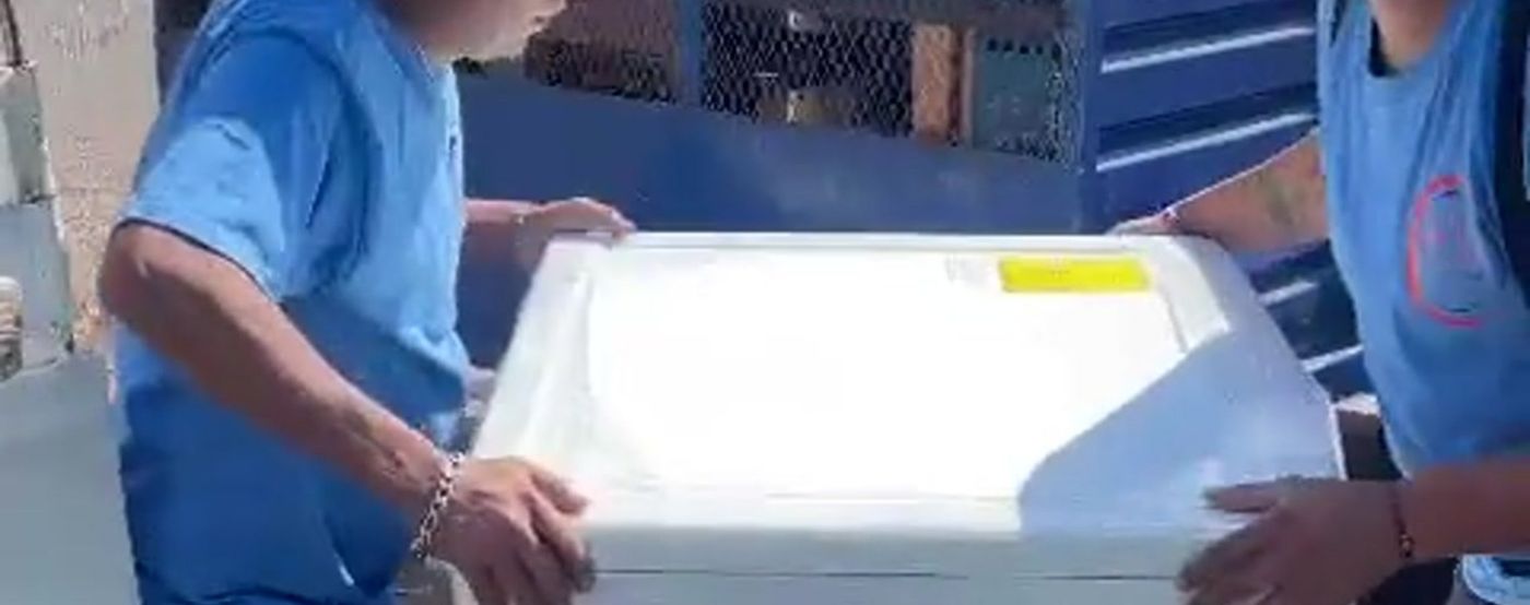 Equipo cargando un electrodoméstico