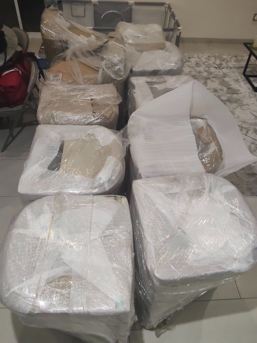Muebles emplayados listos para cargar