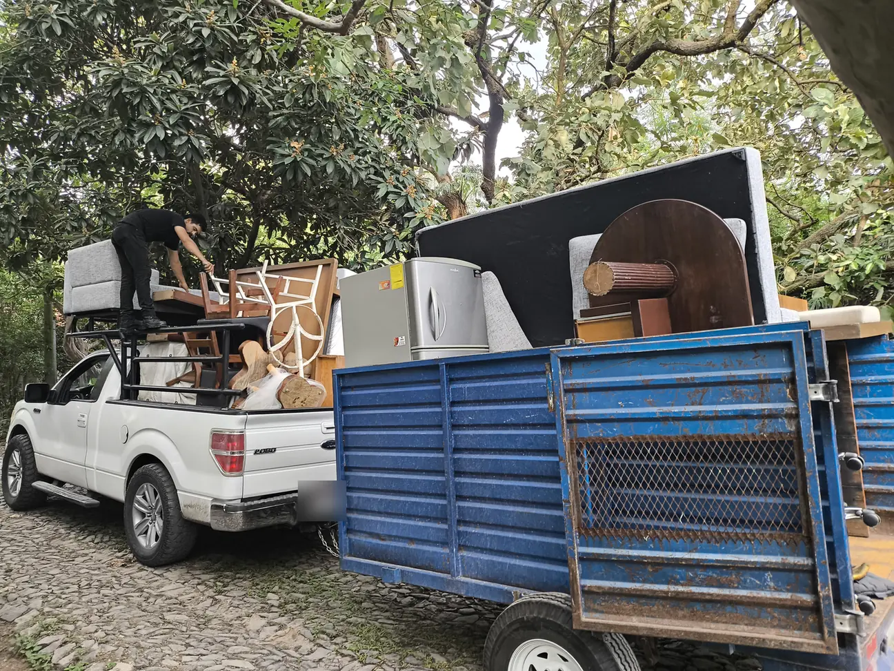Mudanzas grandes con camioneta y remolque.