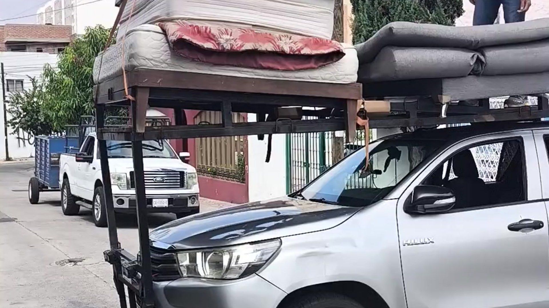 Camioneta de Flete Express cargada con muebles protegidos