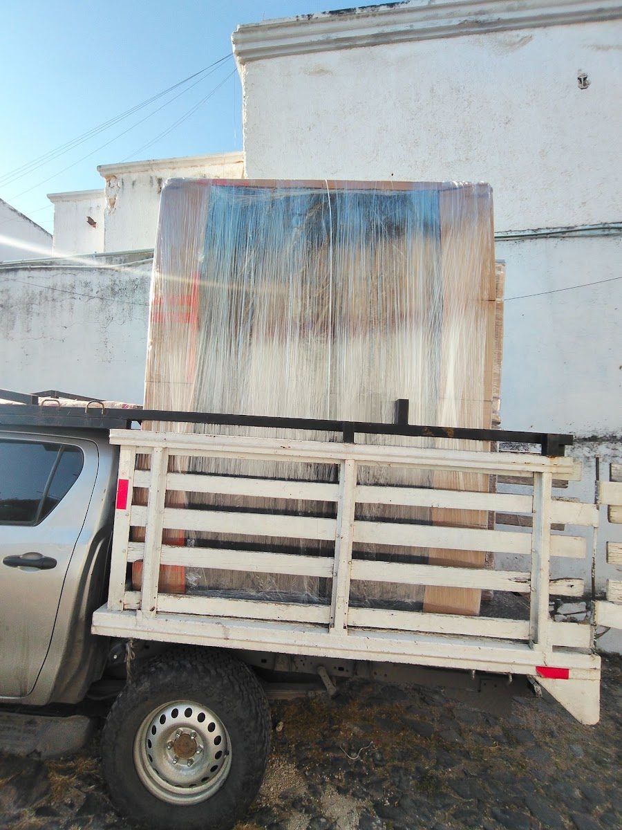 Hilux con redilas y carga protegida