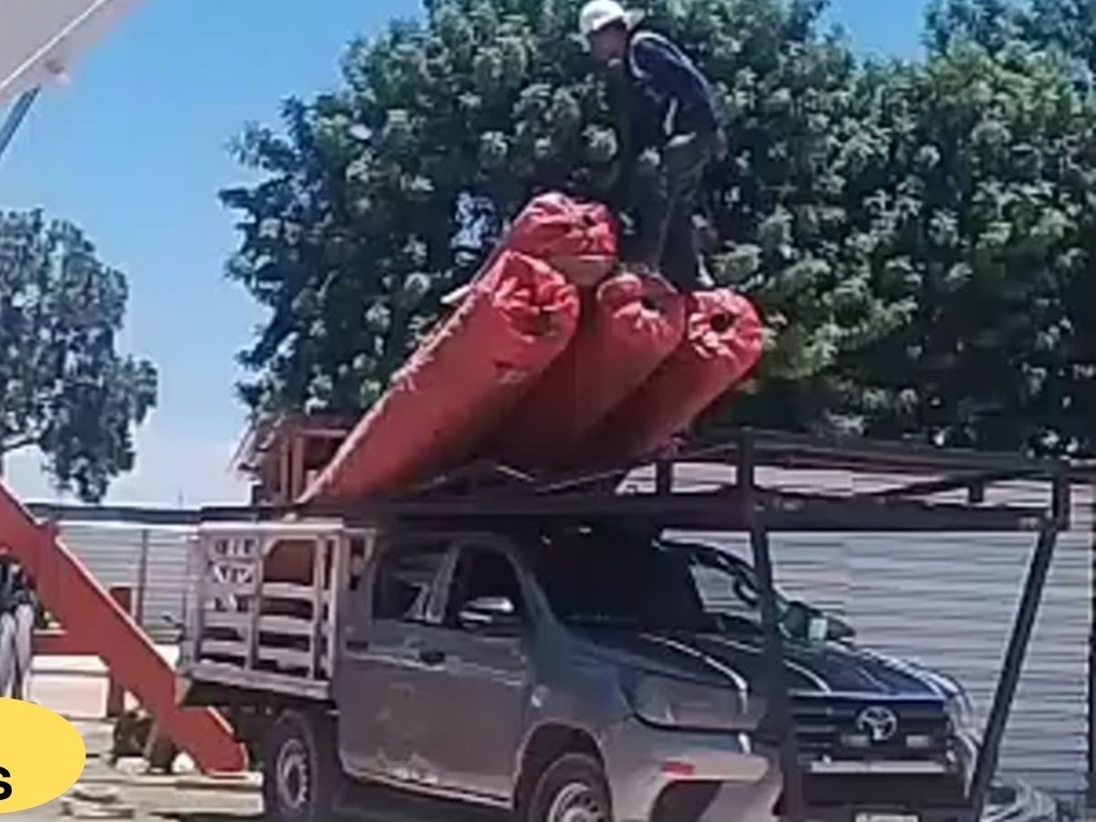 Maniobra con grúa y carga larga sobre la Hilux
